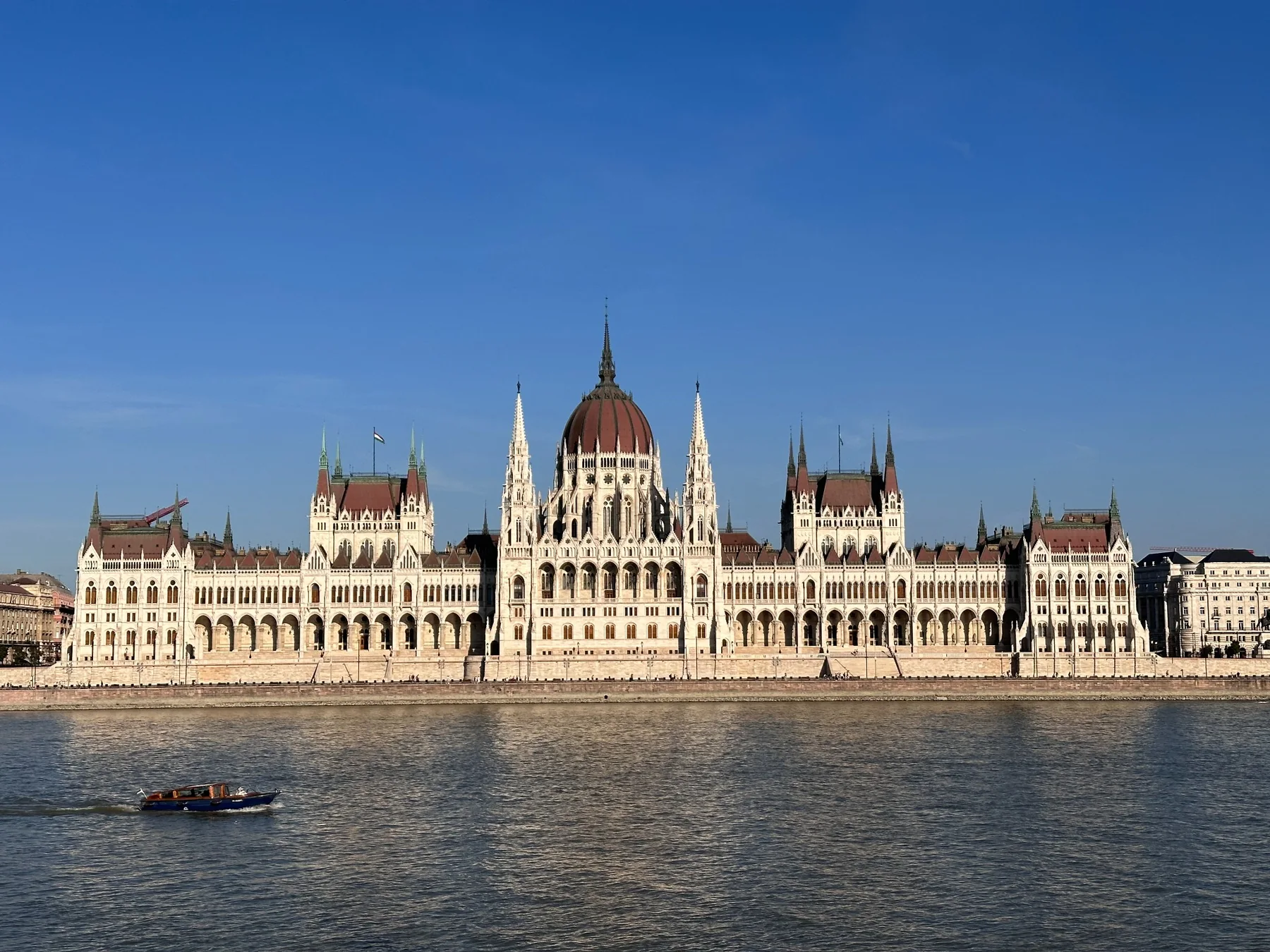 Le Parlement de Budapest photographié depuis le fleuve.