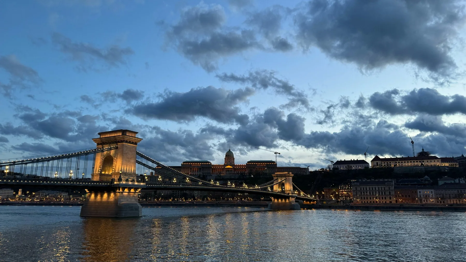 Le pont des Chaînes à Budapest sous un ciel du soir.