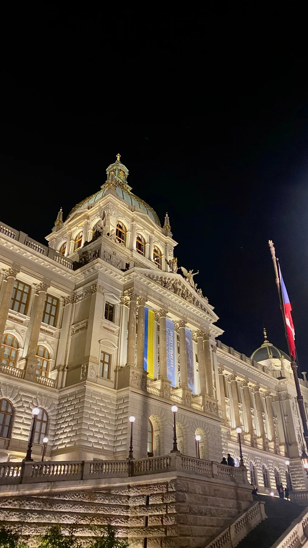Une façade monumentale éclairée la nuit, photographiée en voyage.
