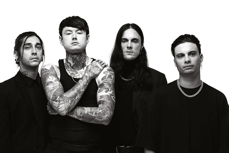 Portrait en noir et blanc du groupe Bad Omens.