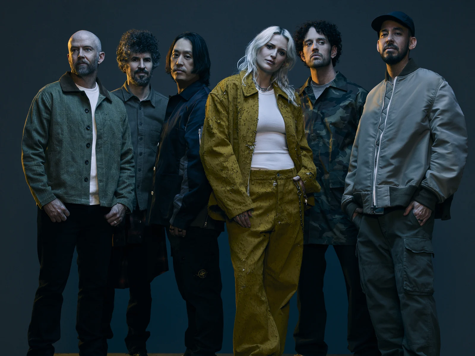 Photo de presse de Linkin Park en 2024, avec les six membres du groupe.