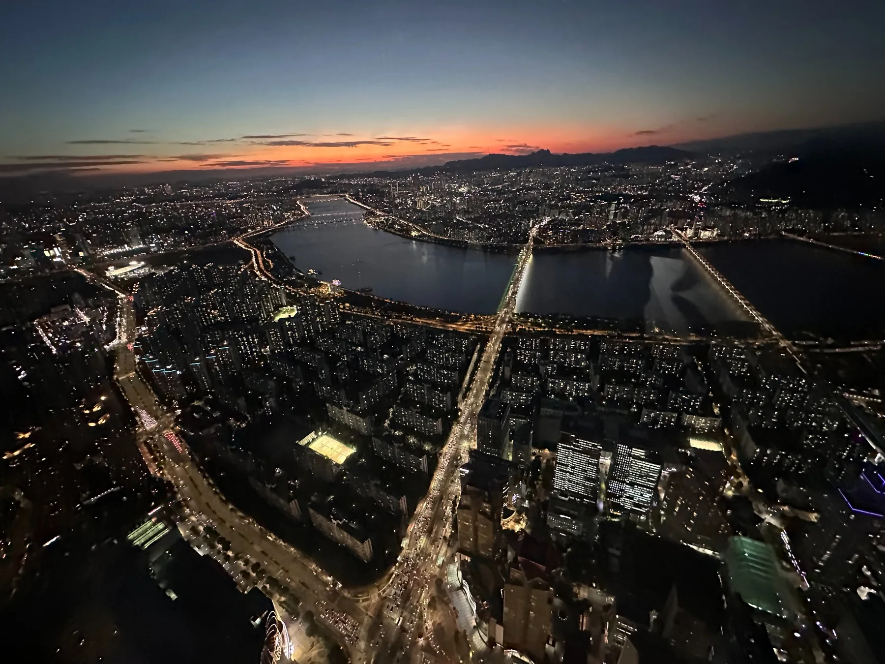 Panorama de Séoul et de ses ponts au coucher du soleil.