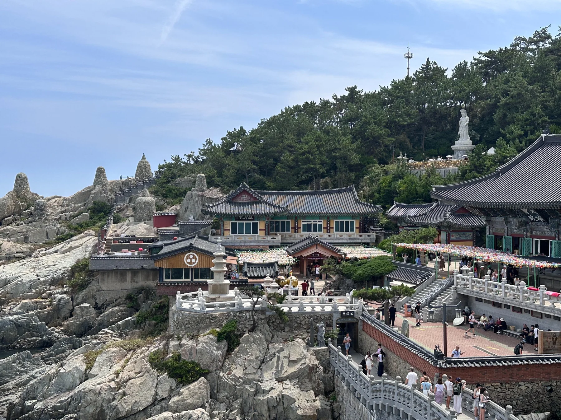 Un ensemble de bâtiments traditionnels sur des rochers au bord de la mer.
