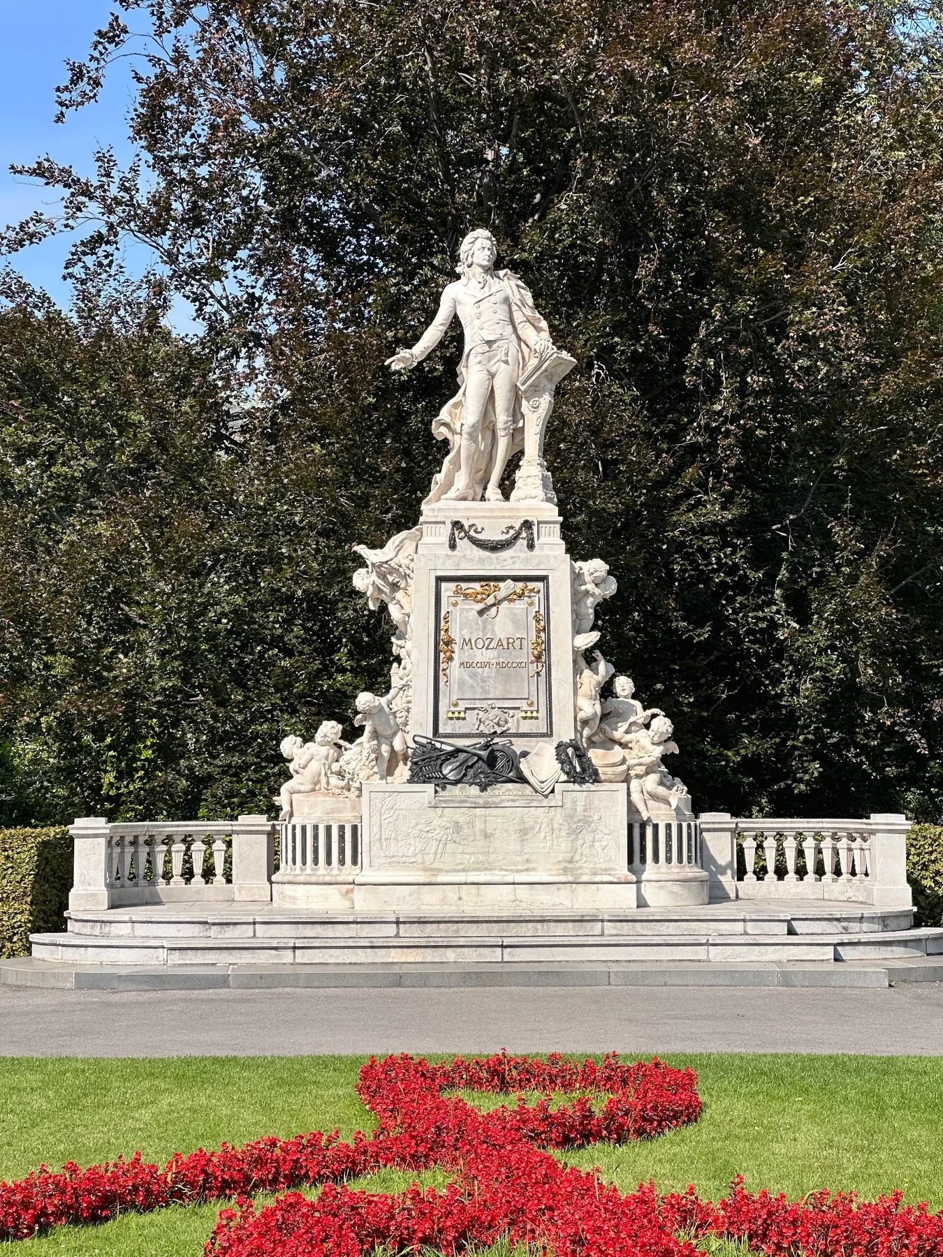Le monument à Mozart dans un jardin de Vienne.
